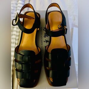 NEW! Women’s Ubekeen Leather Woven Natural Leather Fisherman Sandal, size 36